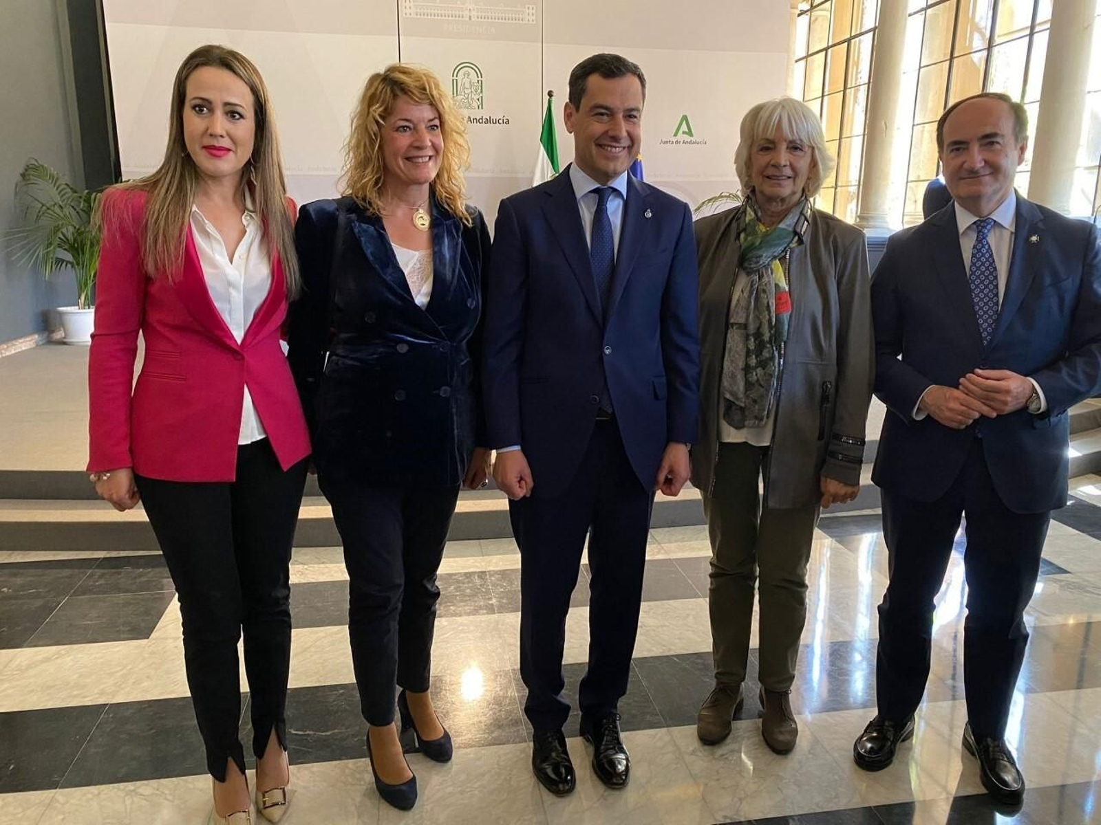 De izquierda a derecha: Bella Verano, delegada de la Junta de Andalucía en Huelva; Pilar Miranda, presidenta del Puerto de Huelva; Juan Manuel Moreno, presidente de la Junta de Andalucía; Teófila Martínez, presidenta del Puerto de Cádiz y Gerardo Landaluce, presidente del Puerto de Algeciras.