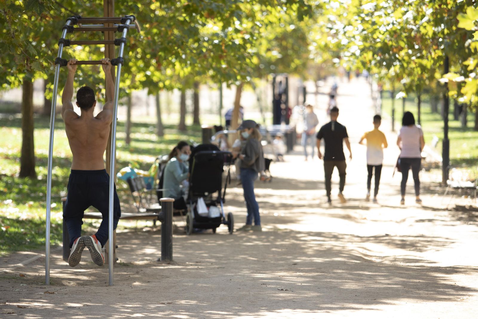 Fotos de cafeterías, parques y la 'Marcha Verde' vacía en el domingo de Granada