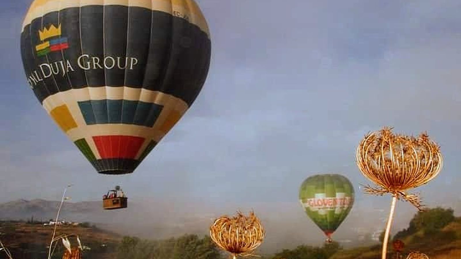 Un globo aerostático despegando.