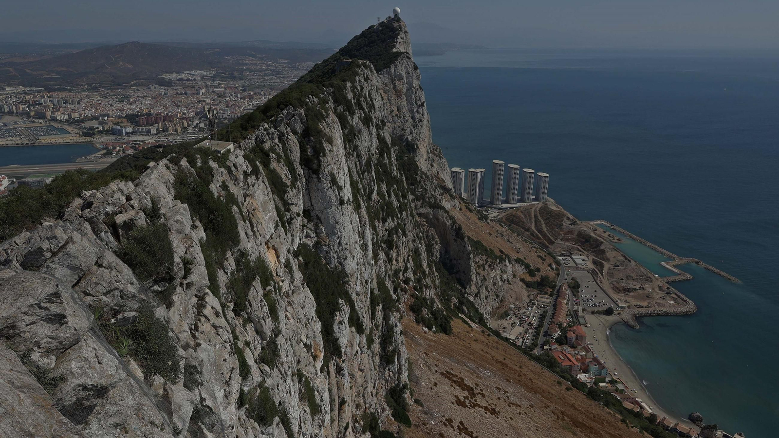 La cumbre del Peñón de Gibraltar, con las torres Hassans en la parte inferior, construidas en terrenos ganados al mar.