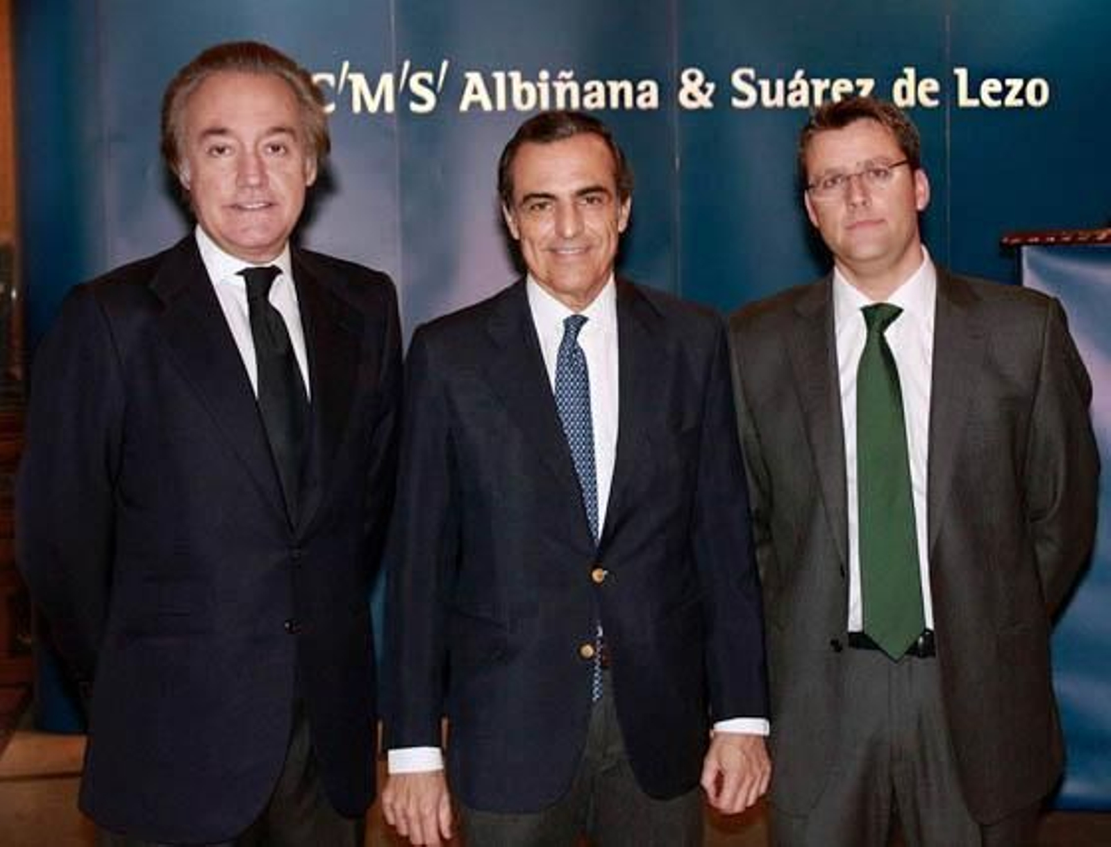 Cesar Albiñana y Rafael Suárez de Lezo, socios directores de CMS Albiñana & Suárez de Lezo, con Luis Serrano, director de la oficina de que la firma tiene en Sevilla.  Foto: Victoria Ramírez