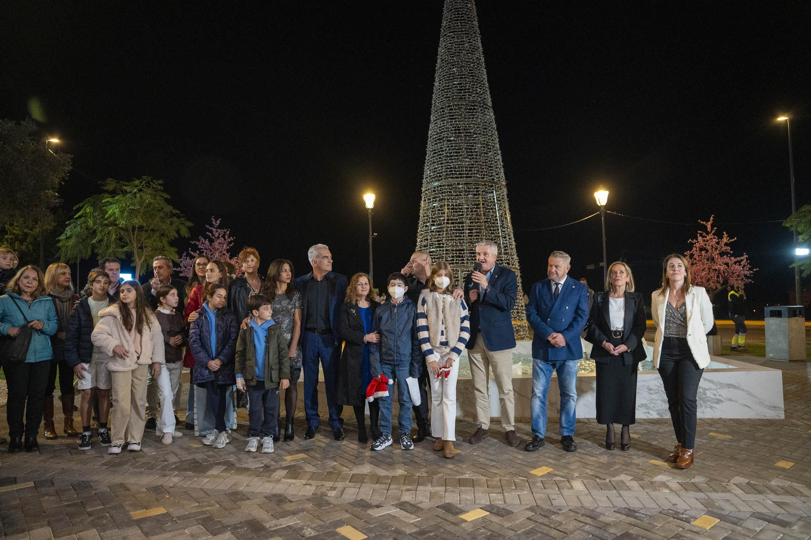 El encendido del alumbrado navideño del Hospital Universitario Torrecárdenas, en imágenes