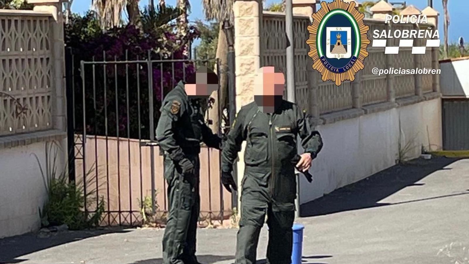 Los TEDAX de la Guardia Civil, durante la desactivación del artefacto.