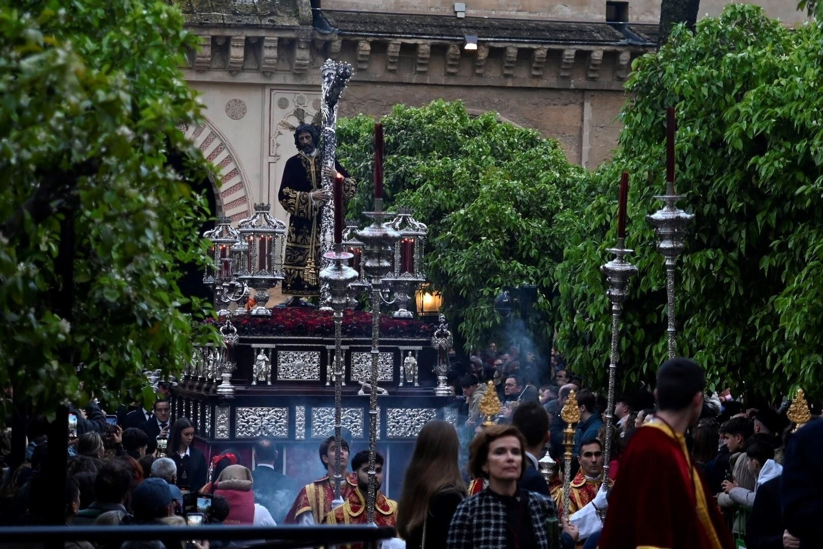 El traslado de la Hermandad de la Vera-Cruz de Córdoba, en imágenes