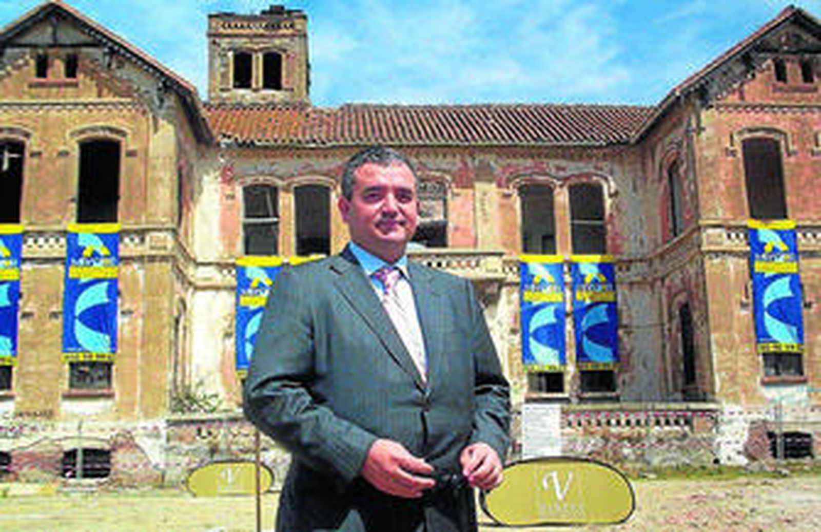 Enrique Faura ante Cortijo Jurado, un edificio que compró Mirador para levantar un hotel aunque nunca se llegó a hacer.