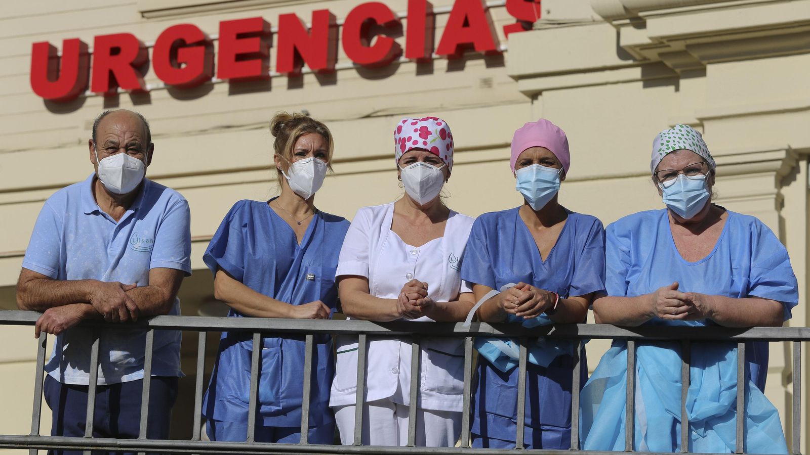 Trabajadores del hospital ante la puerta de Urgencias del Regional.
