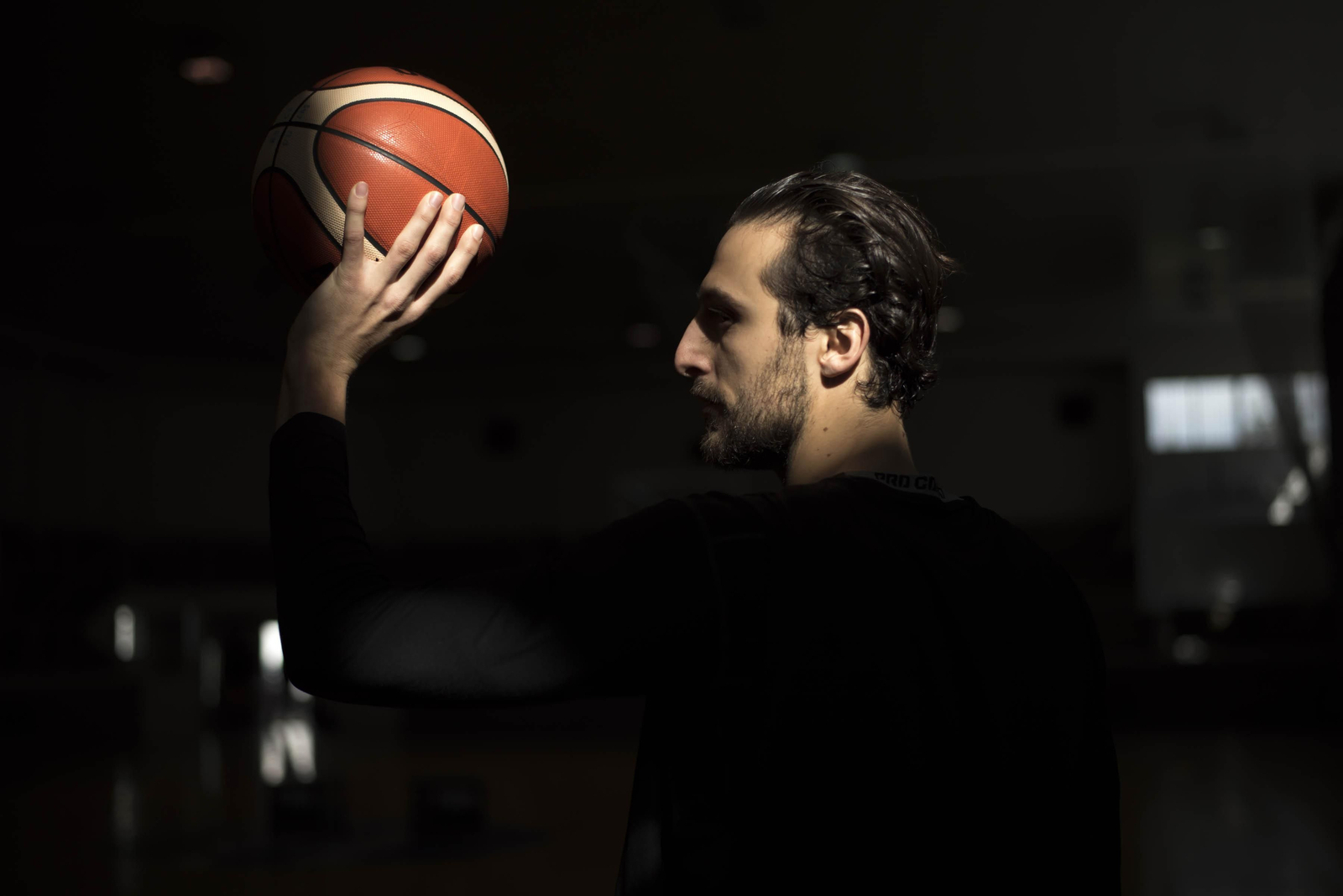 El base del Covirán Granada, debajo de una de las canastas del pabellón Veleta, donde el equipo prepara la final que se jugará mañana en el Palacio.