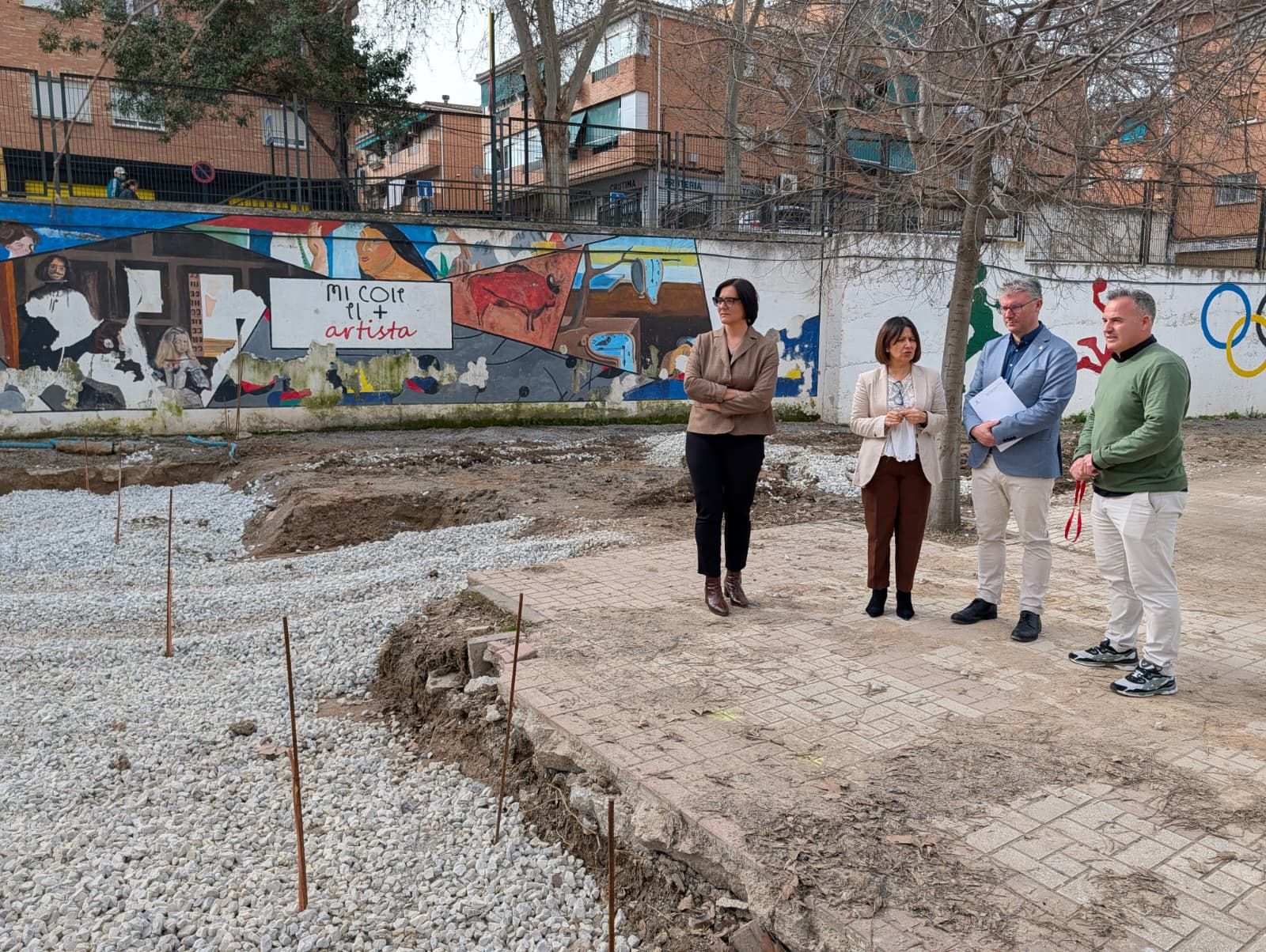 Imagen de la visita a las obra del nuevo gimnasio del CEIP San Juan de Dios de Granada