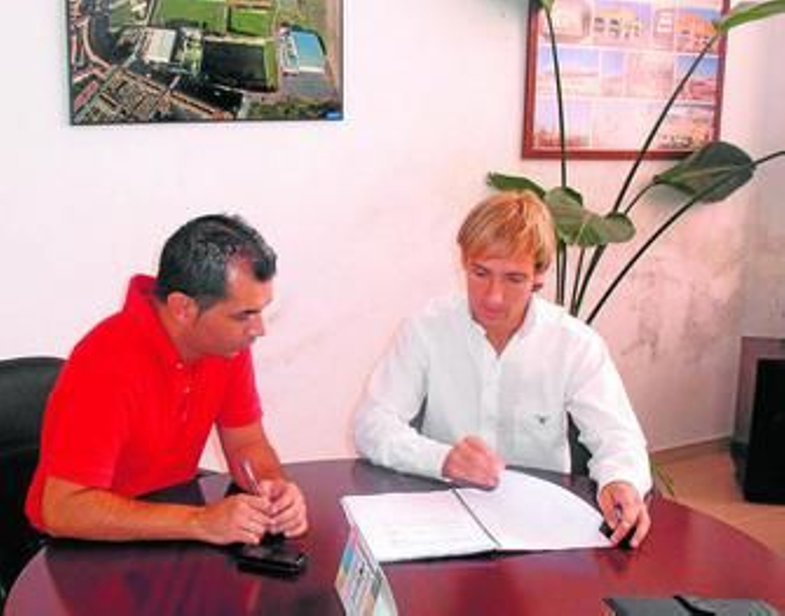 Salvador Acosta (i) y Álvaro Moya, durante la reunión de ayer.