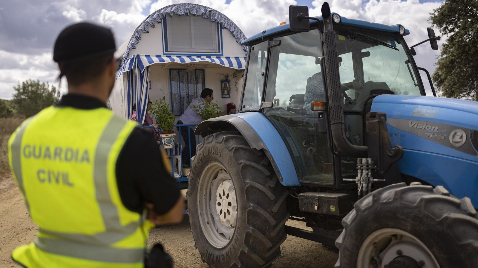 Un agente del GRS observa el paso de una carriola.