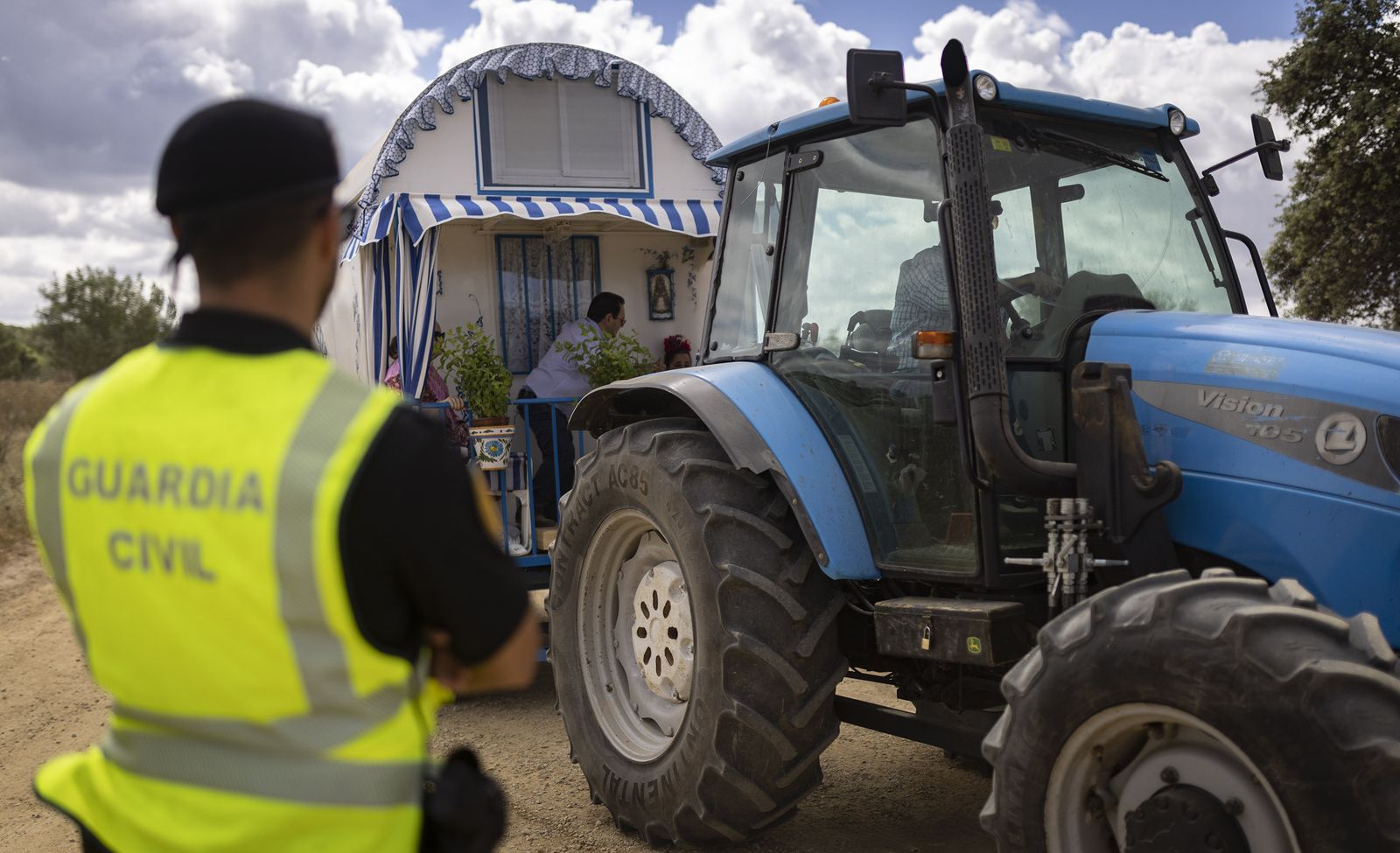 Un agente del GRS observa el paso de una carriola.