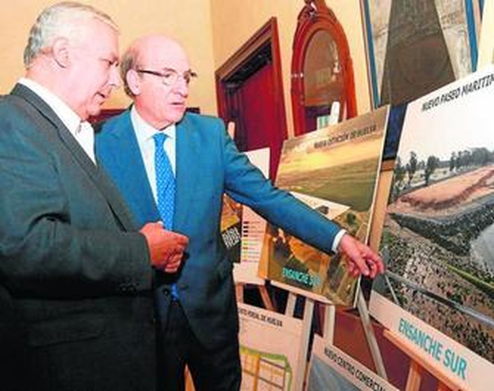 Javier Arenas repasó ayer con el alcalde, Pedro Rodríguez, los proyectos más emblemáticos de Huelva.