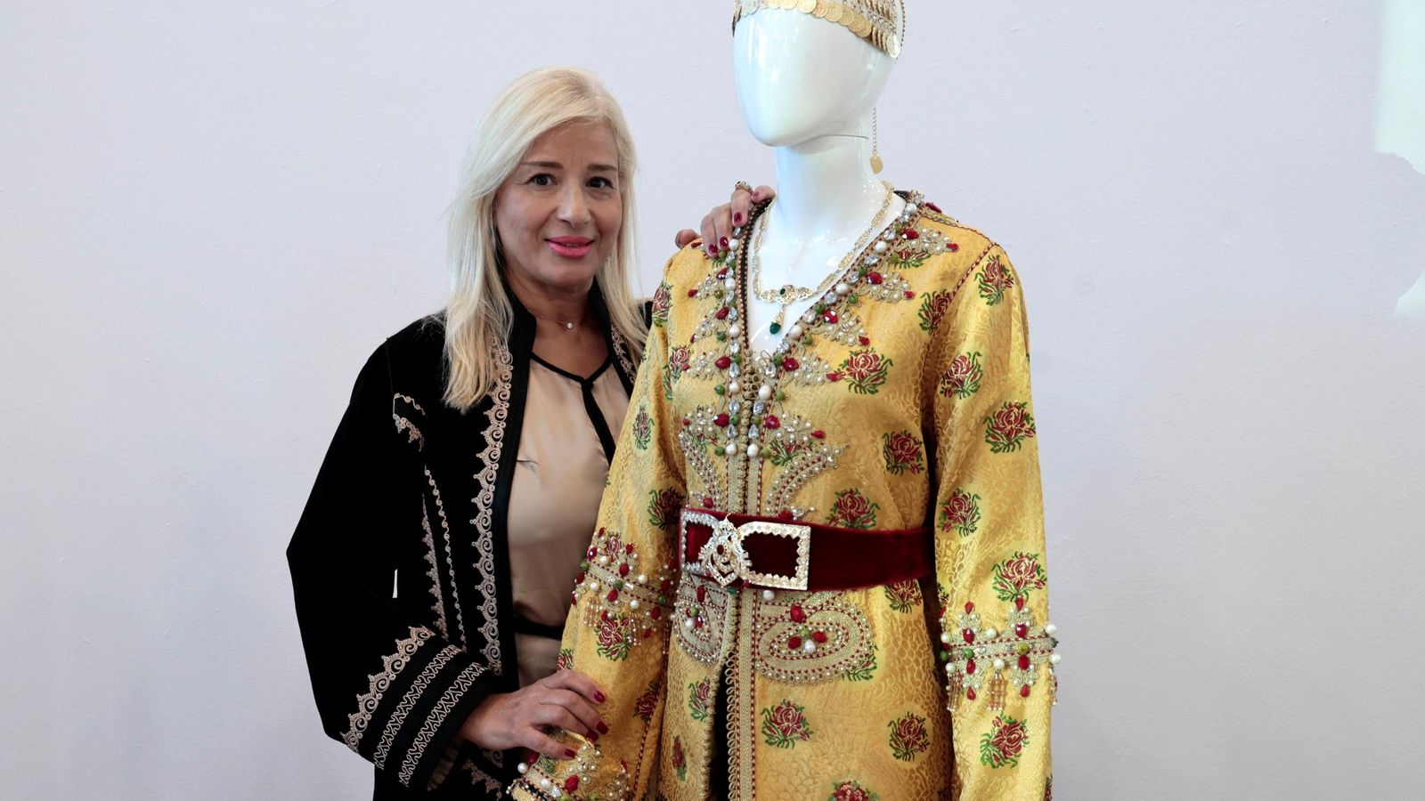 Meryem Boussikouk junto a uno de sus diseños.