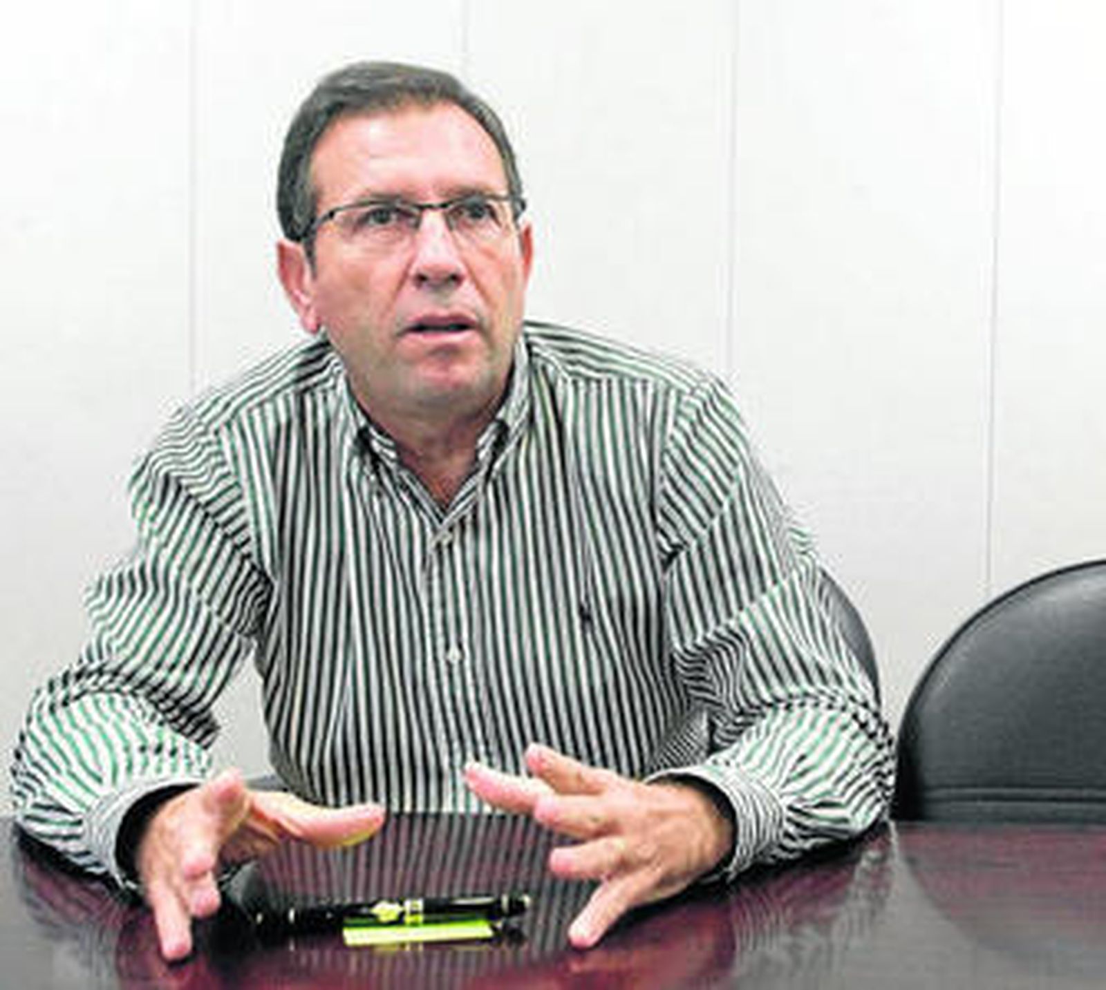 El vicerrector, Francisco Trujillo en su despacho.