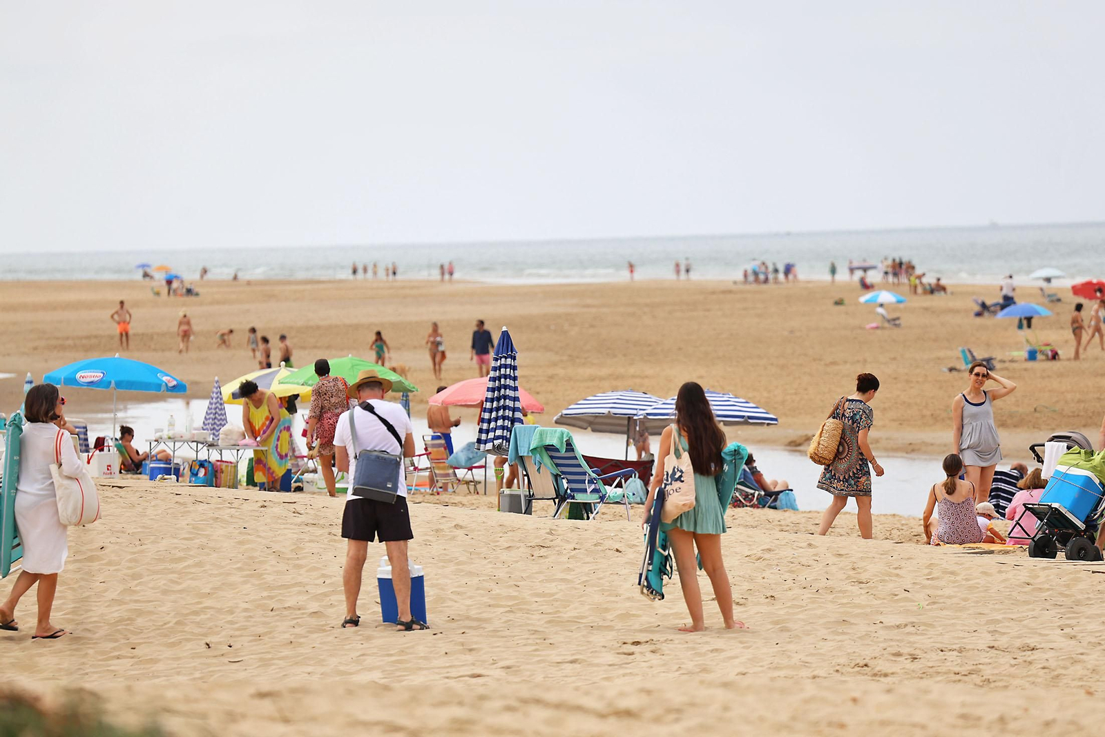 Imágenes del ambiente en las playas de Huelva en la mañana de domingo