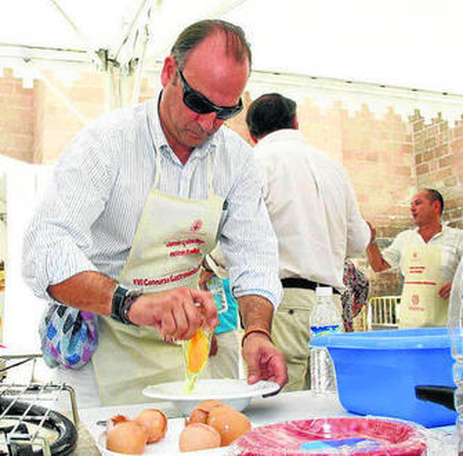 El alcalde se coloca el delantal