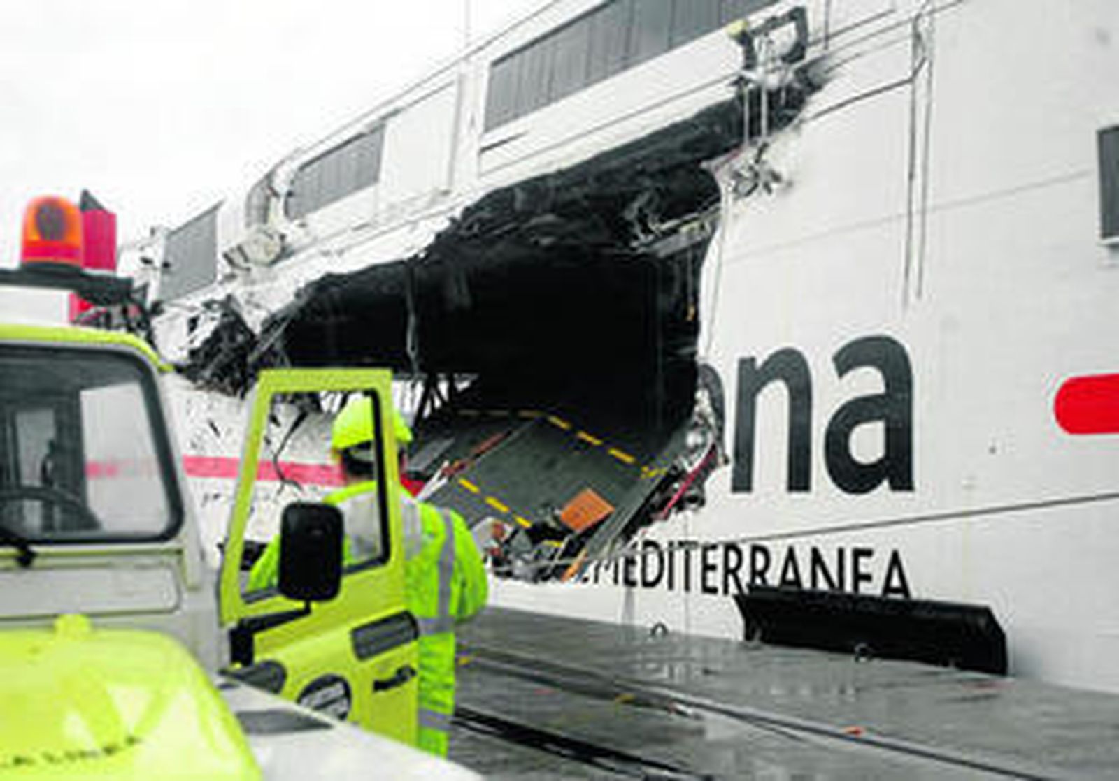 Imágenes del estado en que quedaron el ferry y el carguero tras colisionar en enero de 2012.