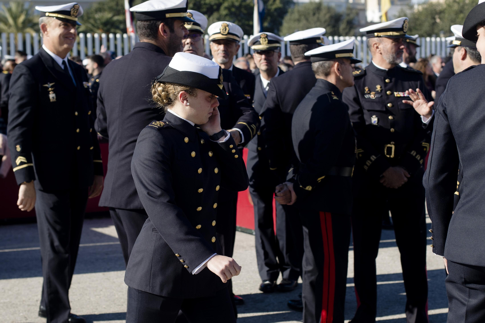 Las imágenes de la salida del buque  "Juan Sebastián de Elcano" del muelle de Cádiz.
