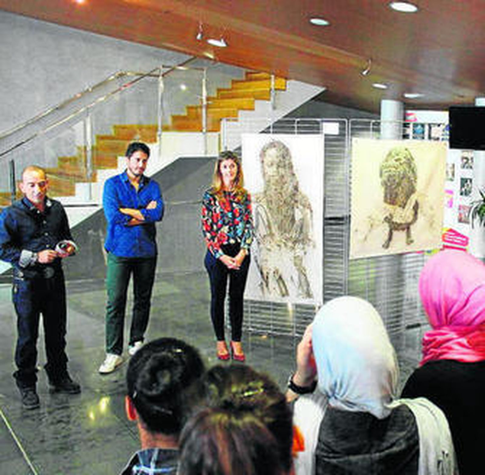 El artista y la concejala, durante la inauguración ayer.