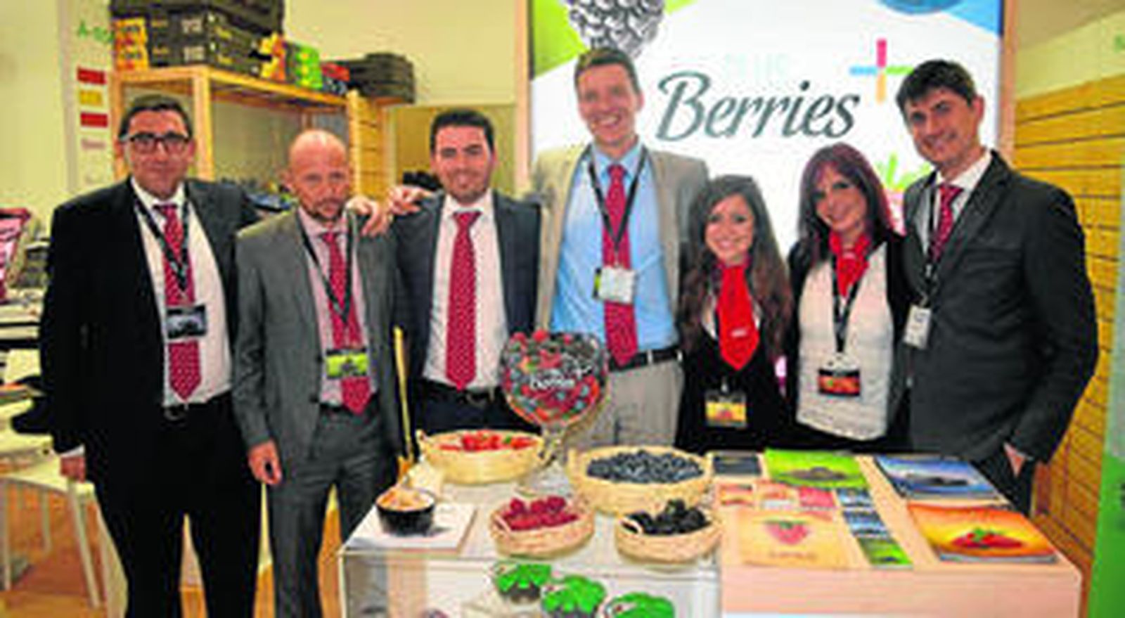 Representantes de las empresas que forman parte del grupo, ante una selección de sus productos.