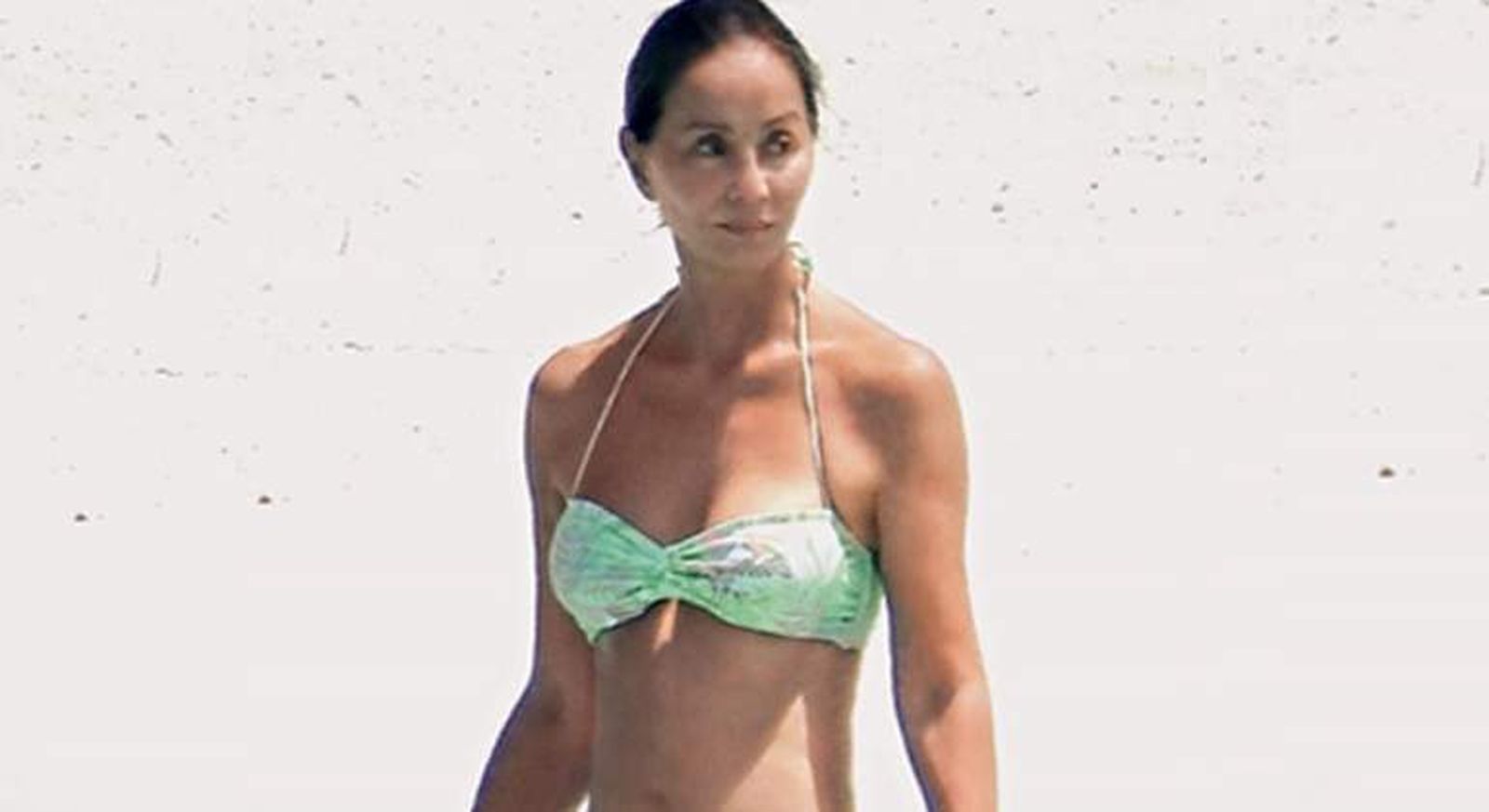 Isabel se atreve con el bikini 23 años después de un anterior posado con sus hijas.