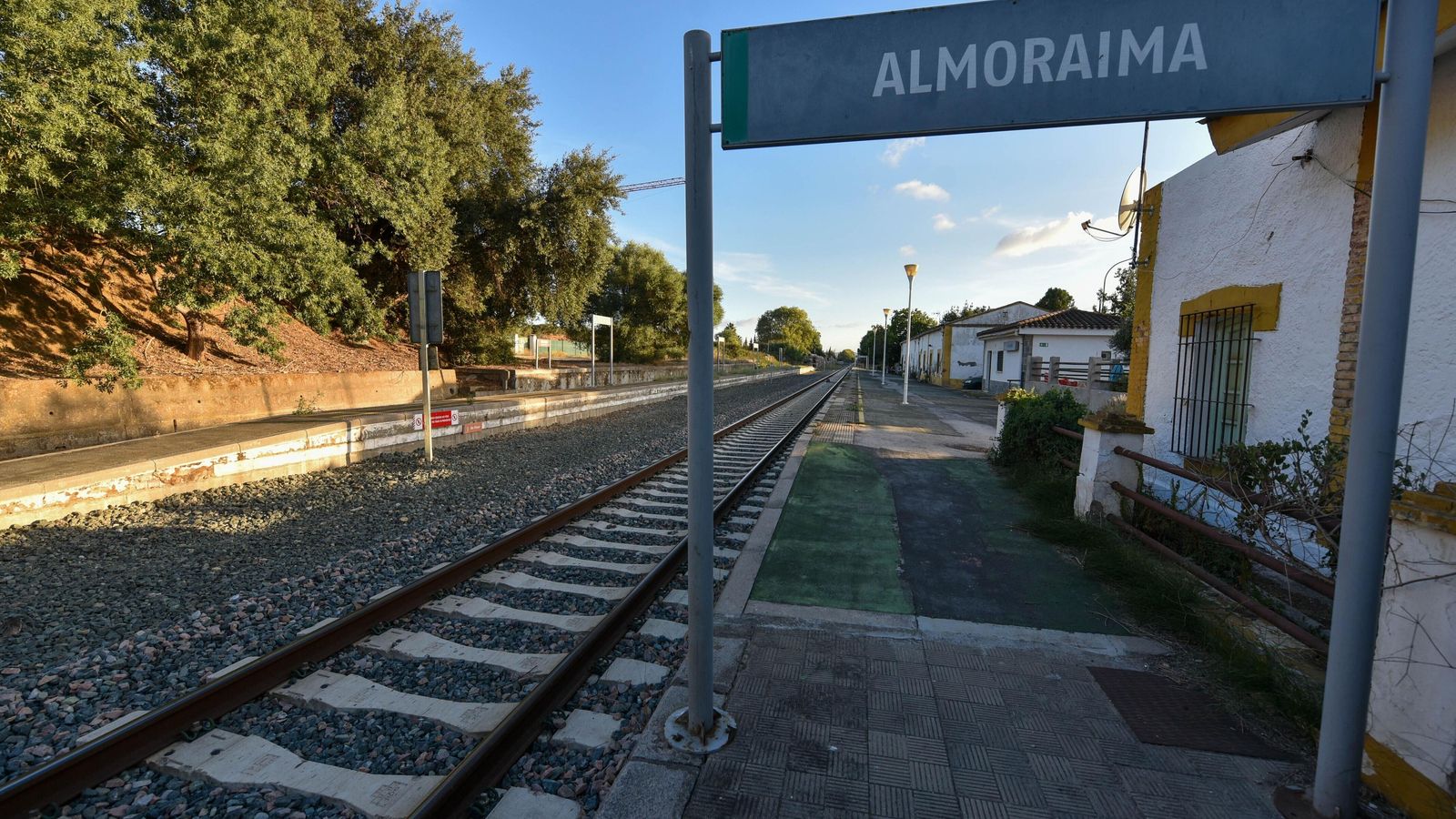 Vías del tren a su paso por Castellar de la Frontera.