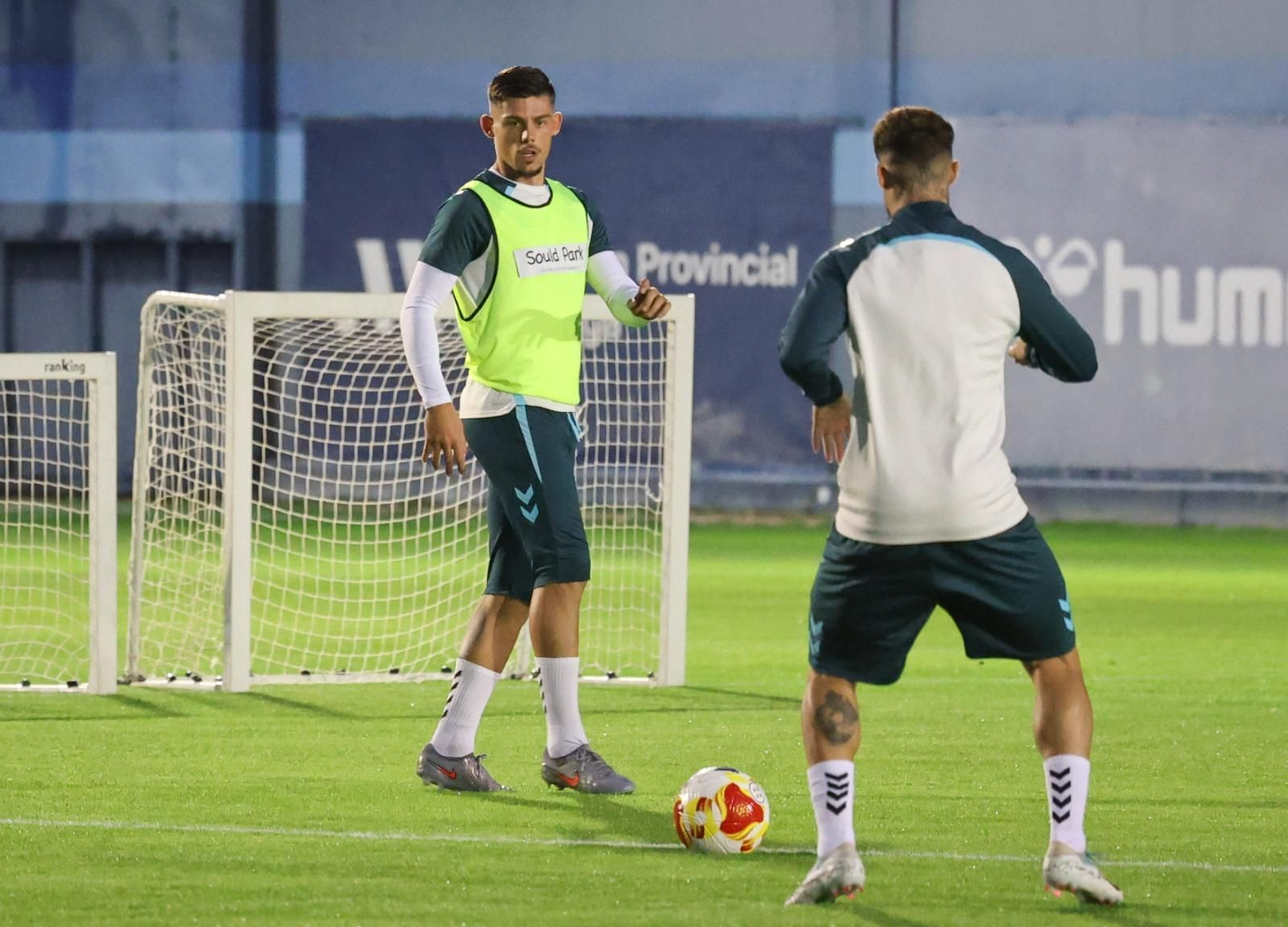 El Málaga CF prepara la cita de Copa ante el Estepona con los menos habituales apretando