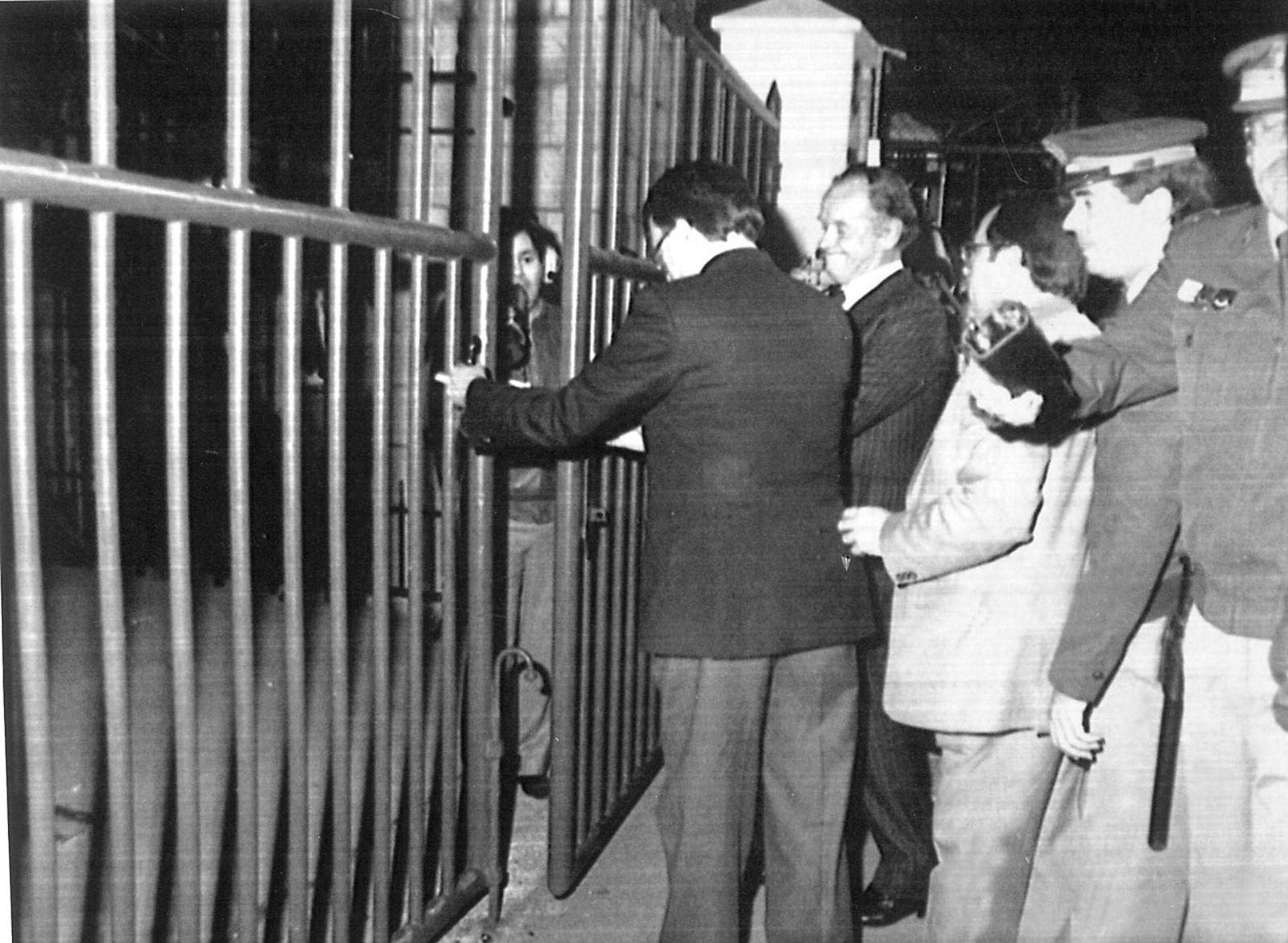 El instante en el que tiene lugar la apertura de la verja de Gibraltar