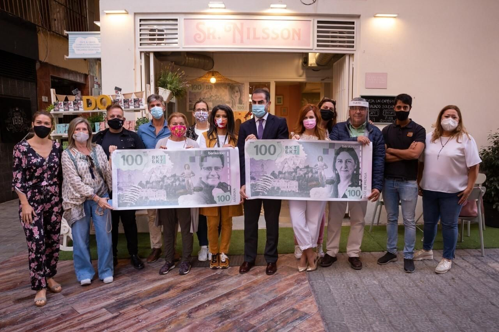 Varios de los comerciantes, con los billetes.