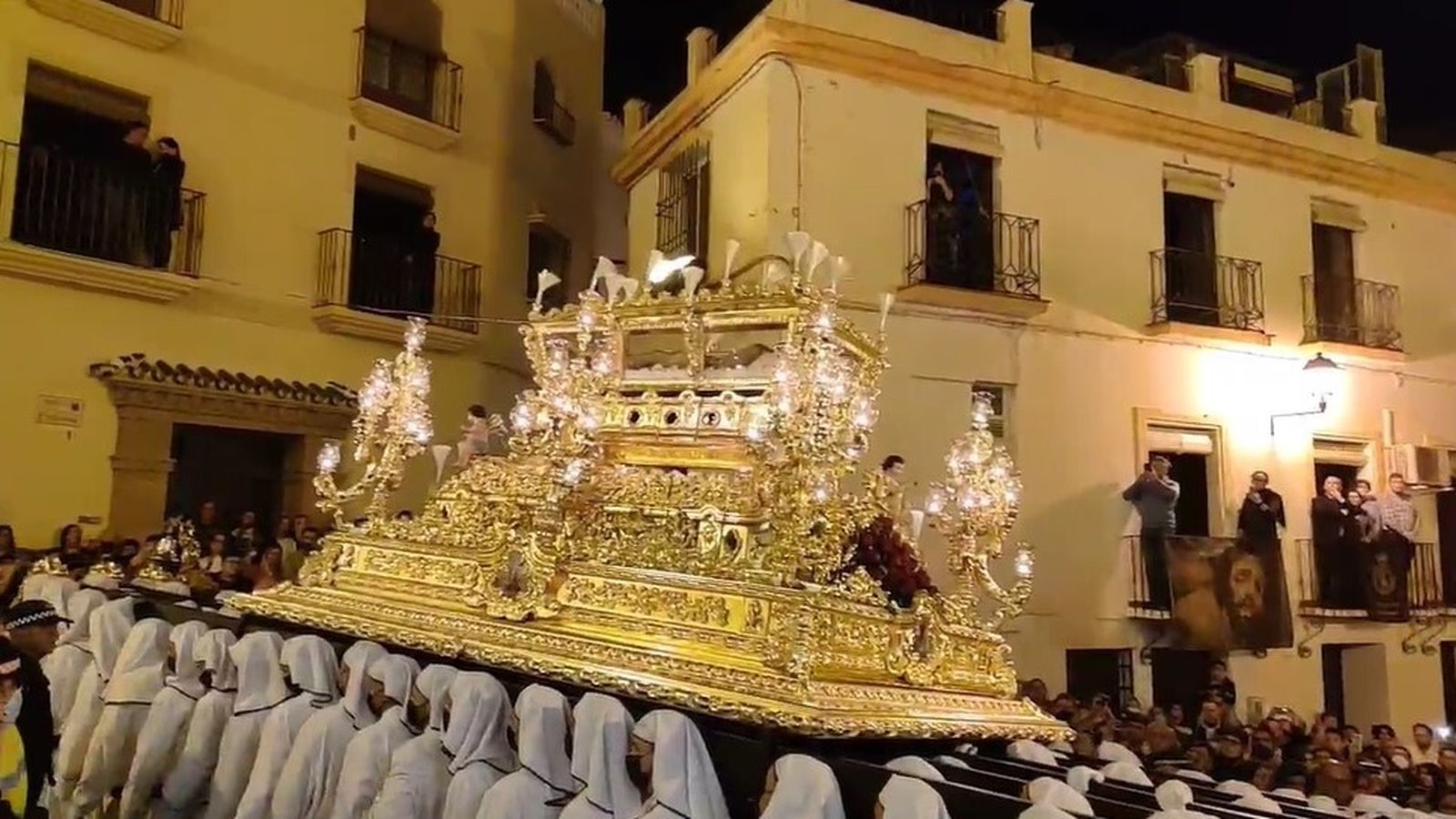 Santo Sepulcro tras salir de la iglesia de San Juan