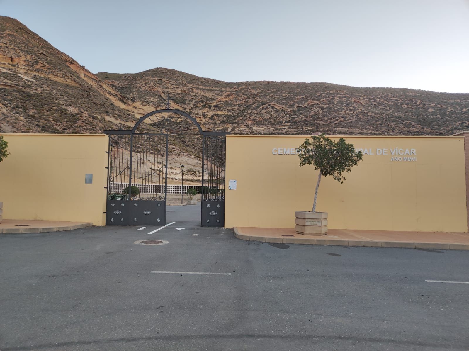 Vícar acondiciona los cementerios de San Benito y Piedra Rodá ante la llegada de Todos los Santos