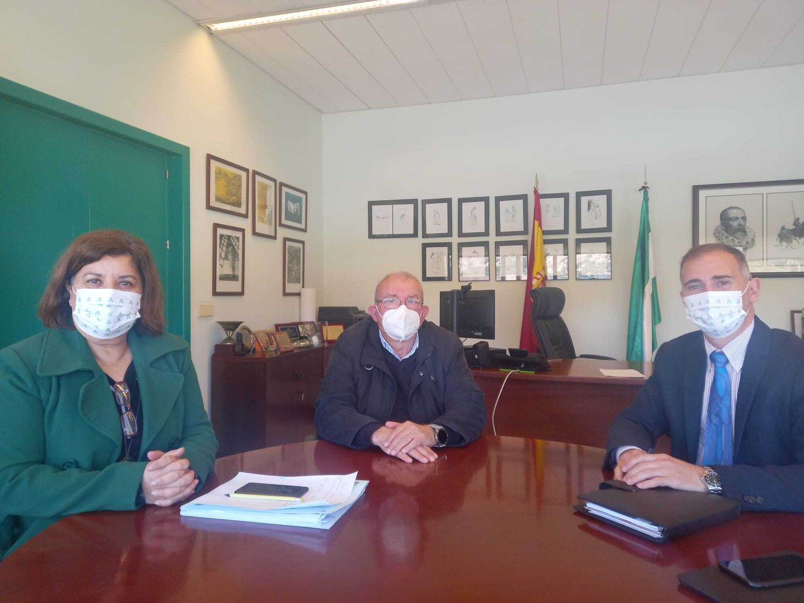 Encuentro del alcalde con el delegado de Educación y la responsable de Ordenación de la Junta.