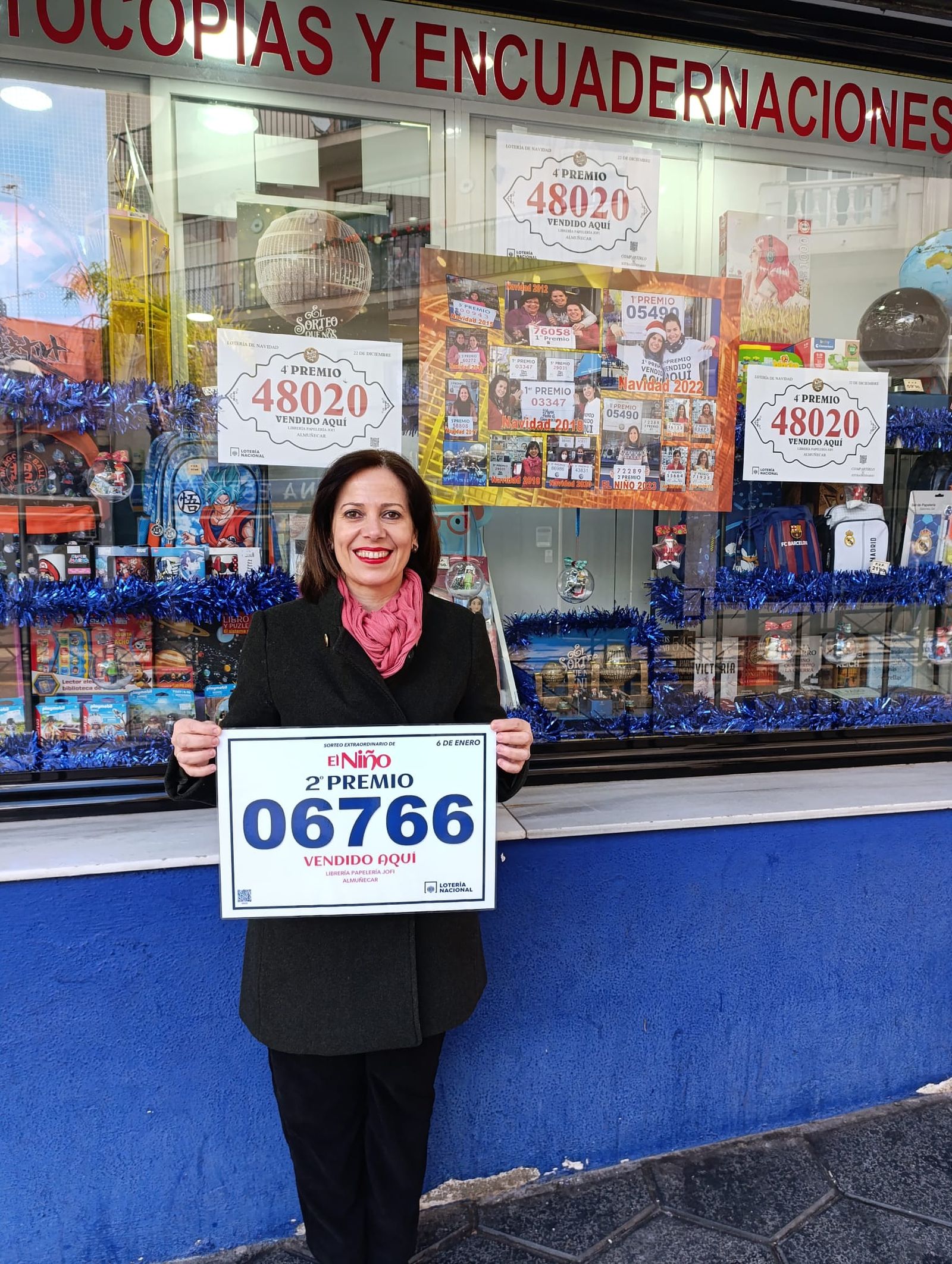 María Teresa Gamarra en la entrada de Librería Jofi
