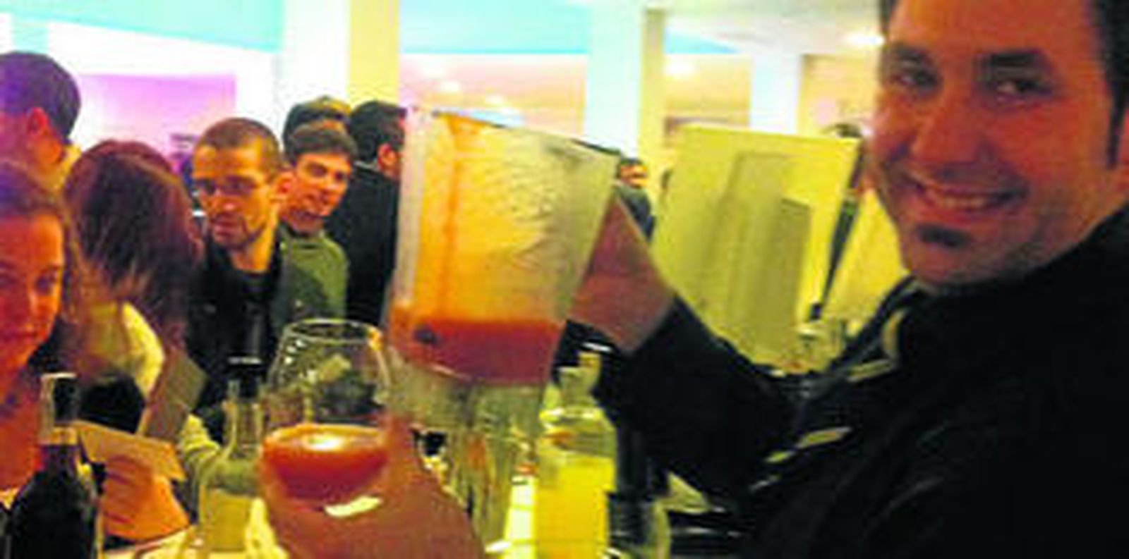 Juan Carlos Muñoz con su creación 'El Brandpiro' en el stand del brandy.