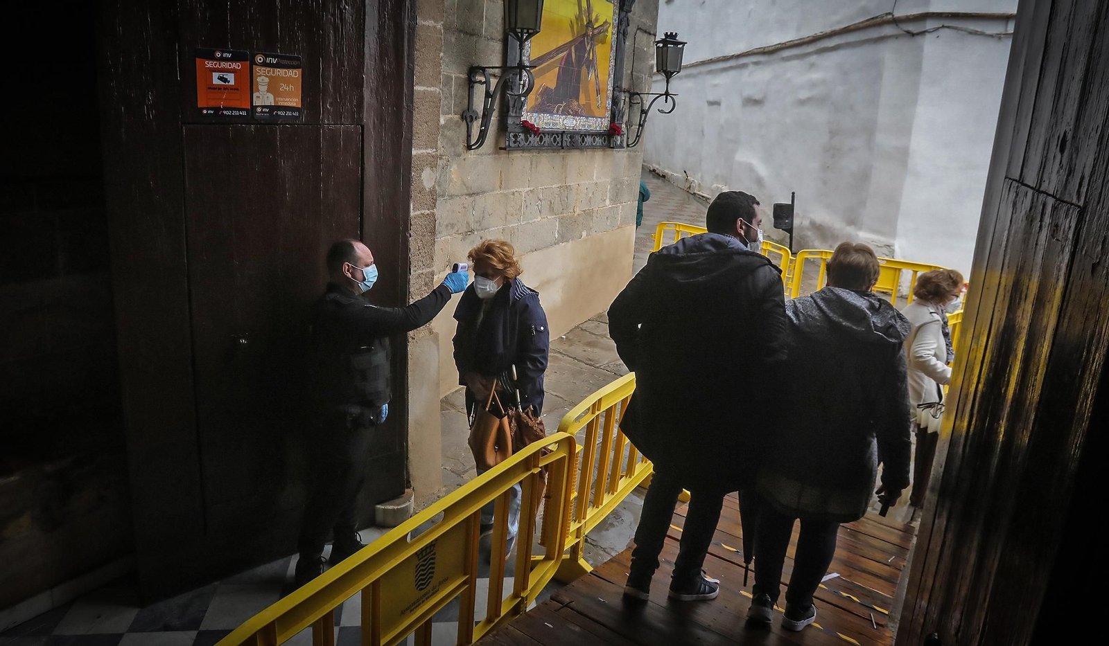 Fieles devotos a pesar del mal tiempo