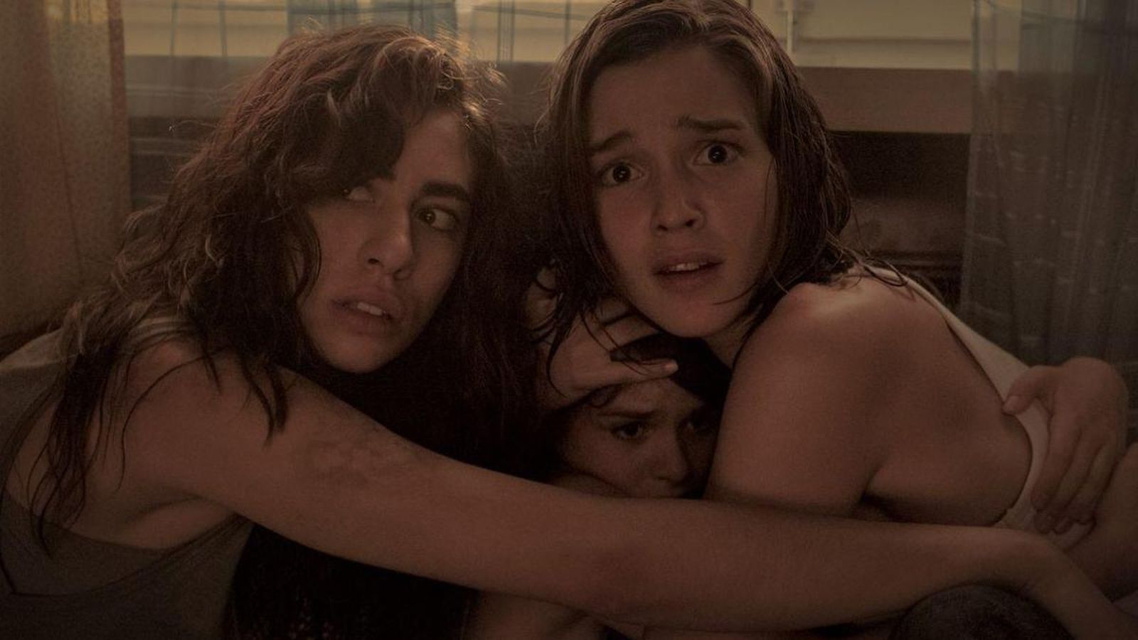 Carla Campra y Aina Quiñones en una imagen del filme que dirige Víctor García.