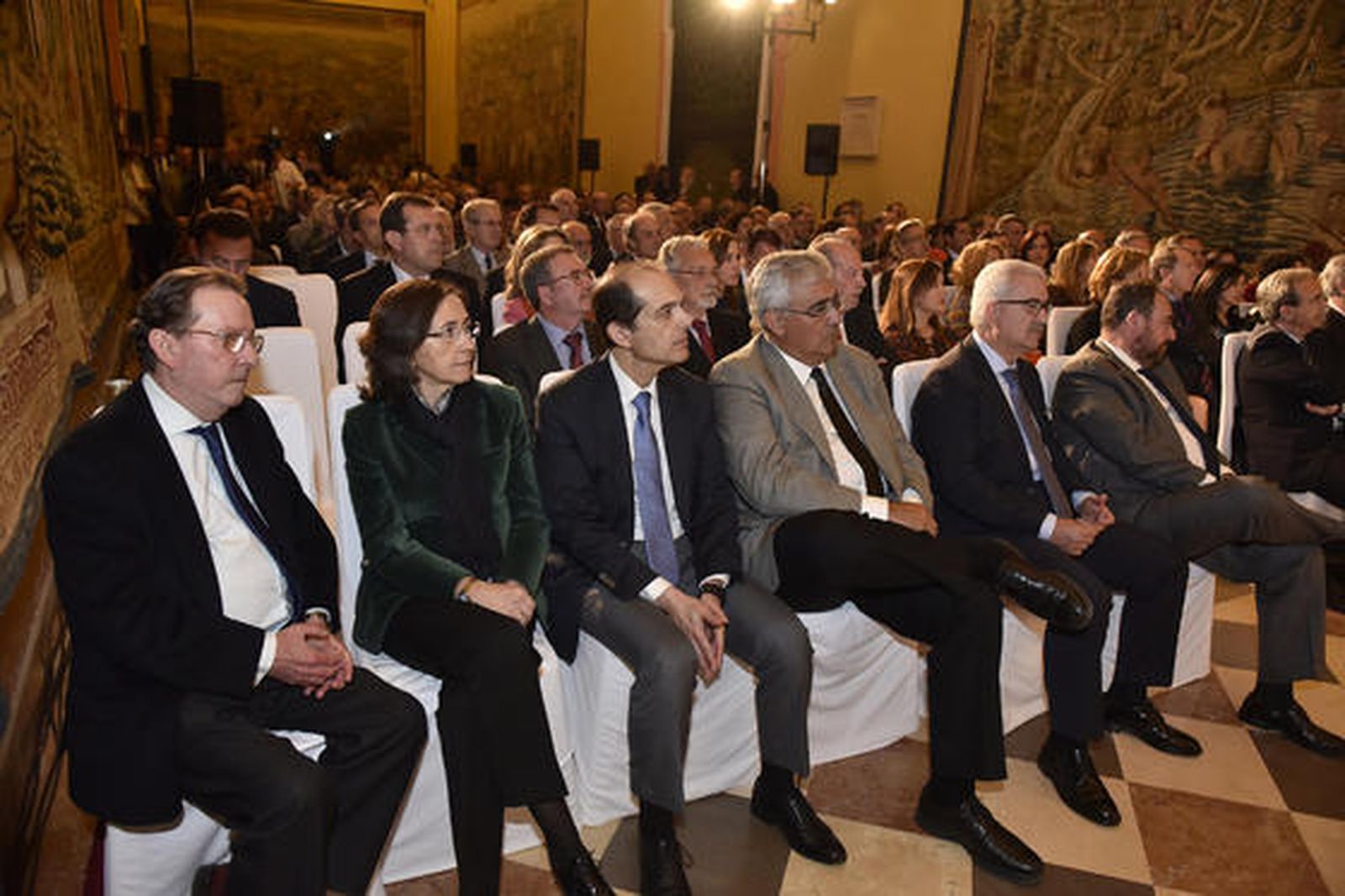 Emilio de Llera, consejero de Justicia; Rosa Aguilar, consejera de Cultura; Juan Carlos Muñoz, director de Operaciones de Telefónica en el Territorio Sur; Antonio Ramírez de Arellano, consejero de Economía y Conocimiento; Manuel Jiménez Barrios, vicepresidente de la Junta, y Tomás Valiente, director general del Grupo Joly.

Foto: Juan Carlos V?uez / Victoria Hidalgo