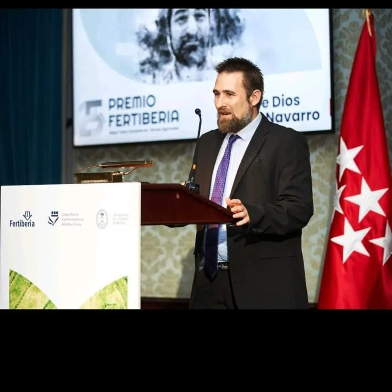 Juan de Dios Franco, recogiendo el premio de Fertiberia por su tesis sobre innovación agrícola.