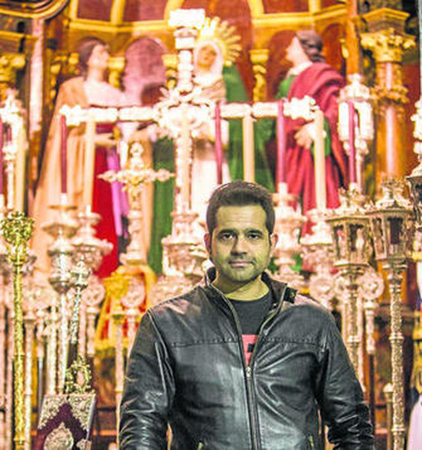 Rafael Martín posas en la Iglesia del Carmen con la Cruz de Guía que portará hoy al fondo.