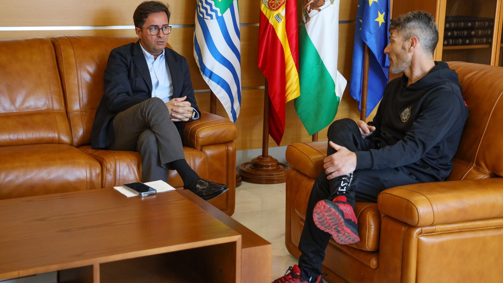 El alcalde de El Ejido habla con uno de los medallistas del Campeonato del Mundo de Bricpol.