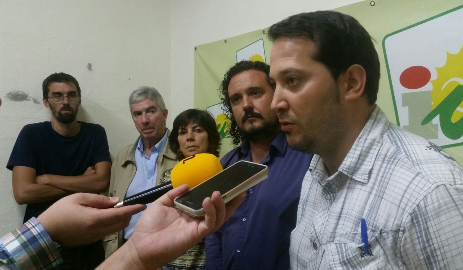 El coordinador de IU, Antonio Fernández, ofreció unas declaraciones a los medios al término de la asamblea.