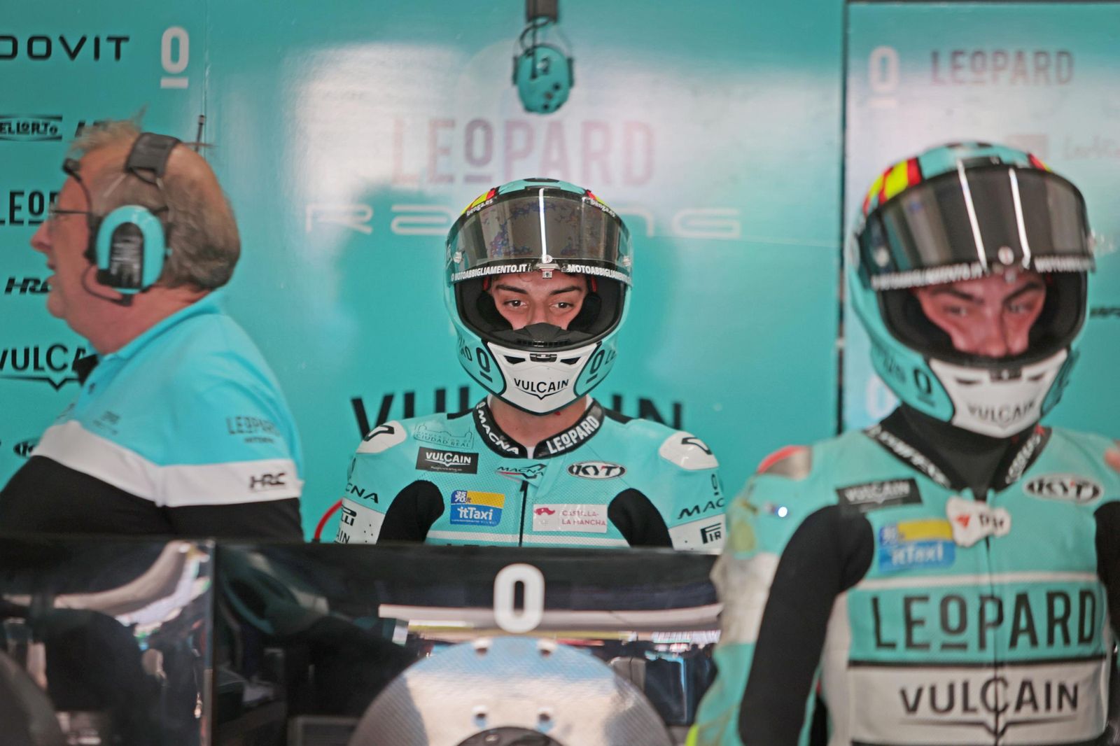 Imágenes de boxes en los entrenamientos del Viernes de Moto3 en Jerez