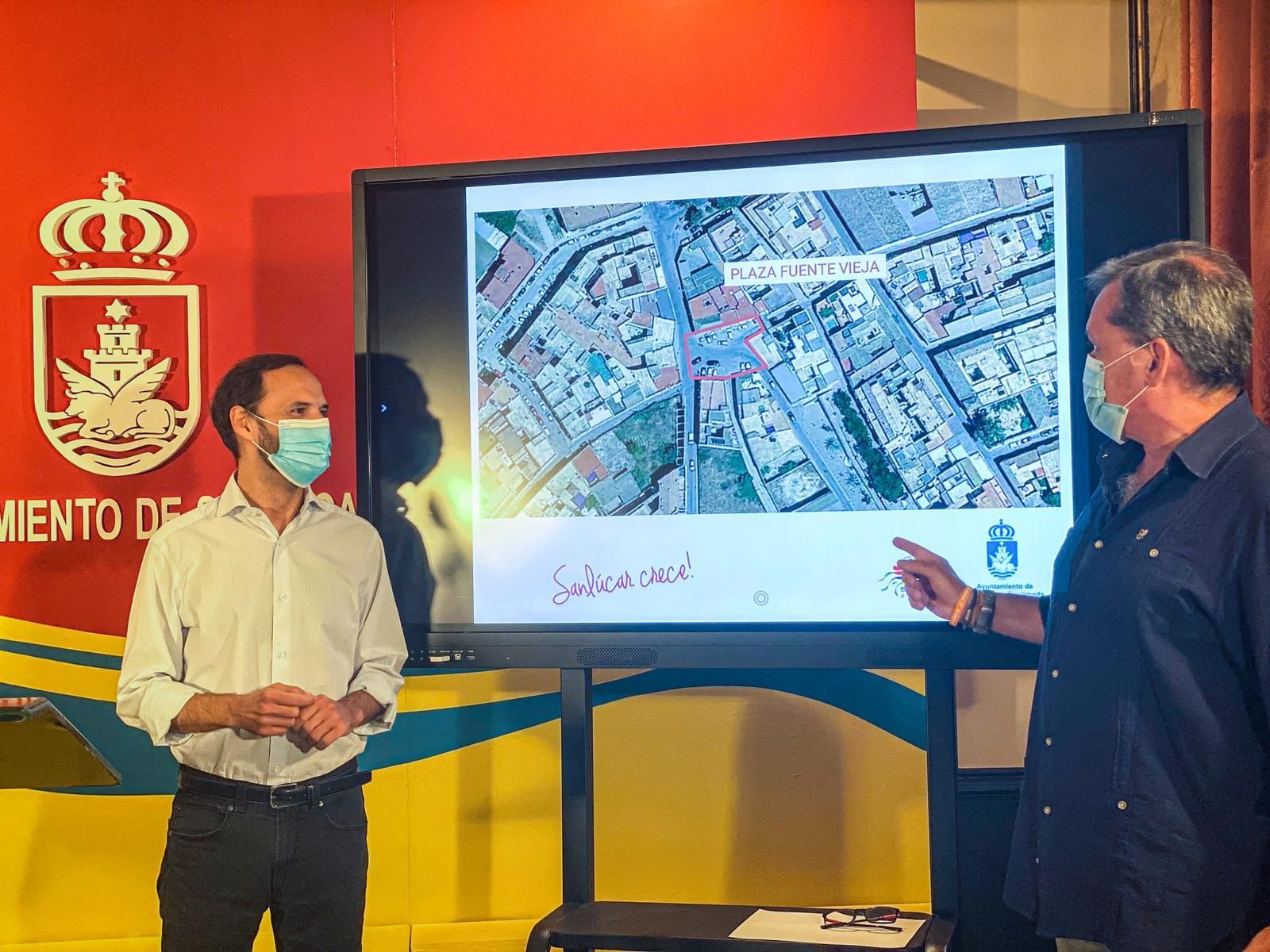 El alcalde y el primer teniente, presentando los proyectos en el Ayuntamiento.