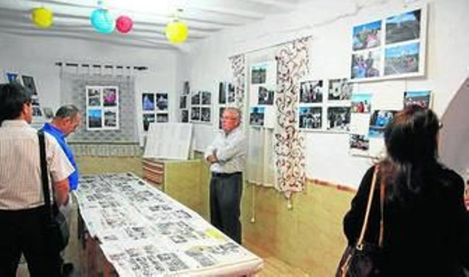 Francisco López en la exposición que ya ha visitado vecinos y visitantes.
