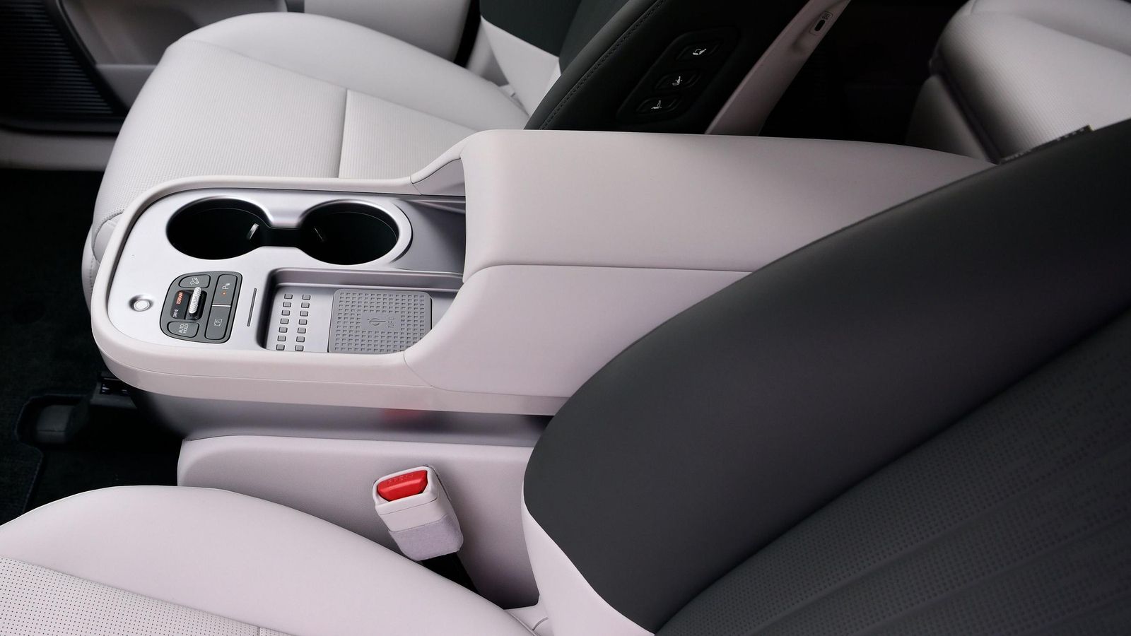 La posibilidad de desplazar longitudinalmente la concola central permite que puedan también utilizarla los pasajeros de la segunda fila.