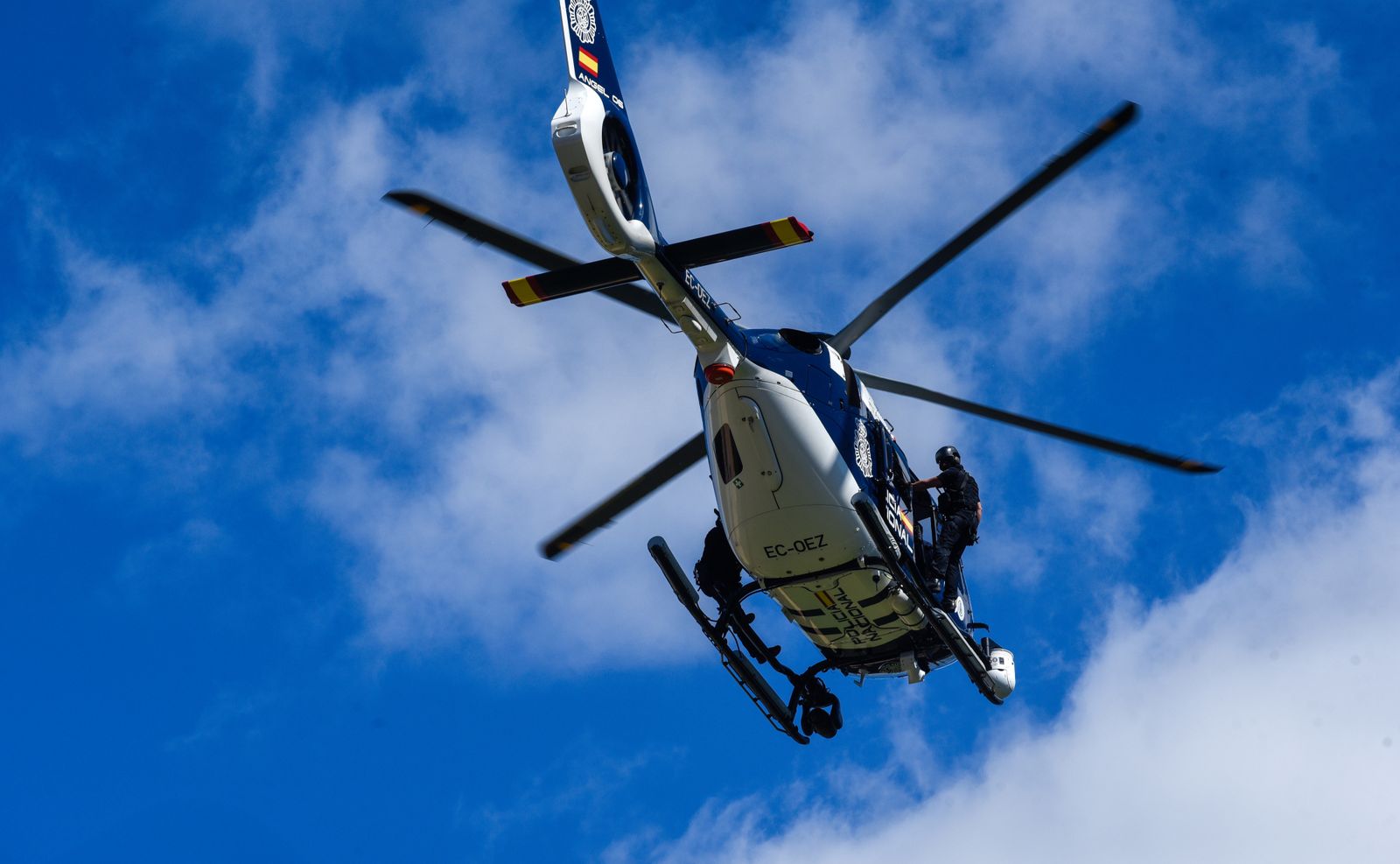 La exhibición policial con participación de la Unidad Aérea, Guías Caninos y Caballería, en imágenes