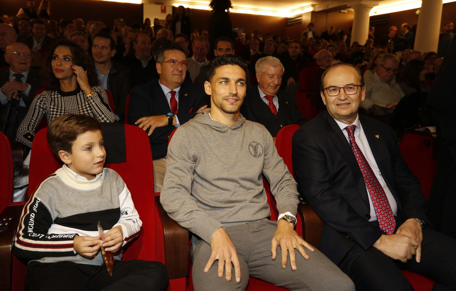 Jesús Navas, entre su hijo y el presidente del Sevilla, José Castro, cuando se presentó su libro..