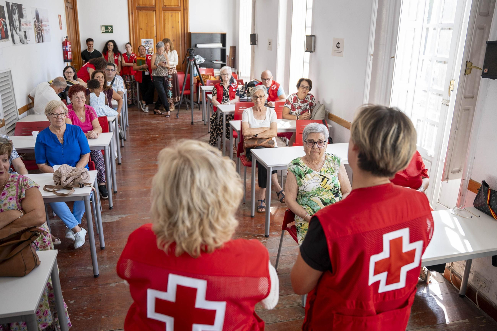 Cruz Roja realiza la entrega de mantitas solidarias a las familias de acogida