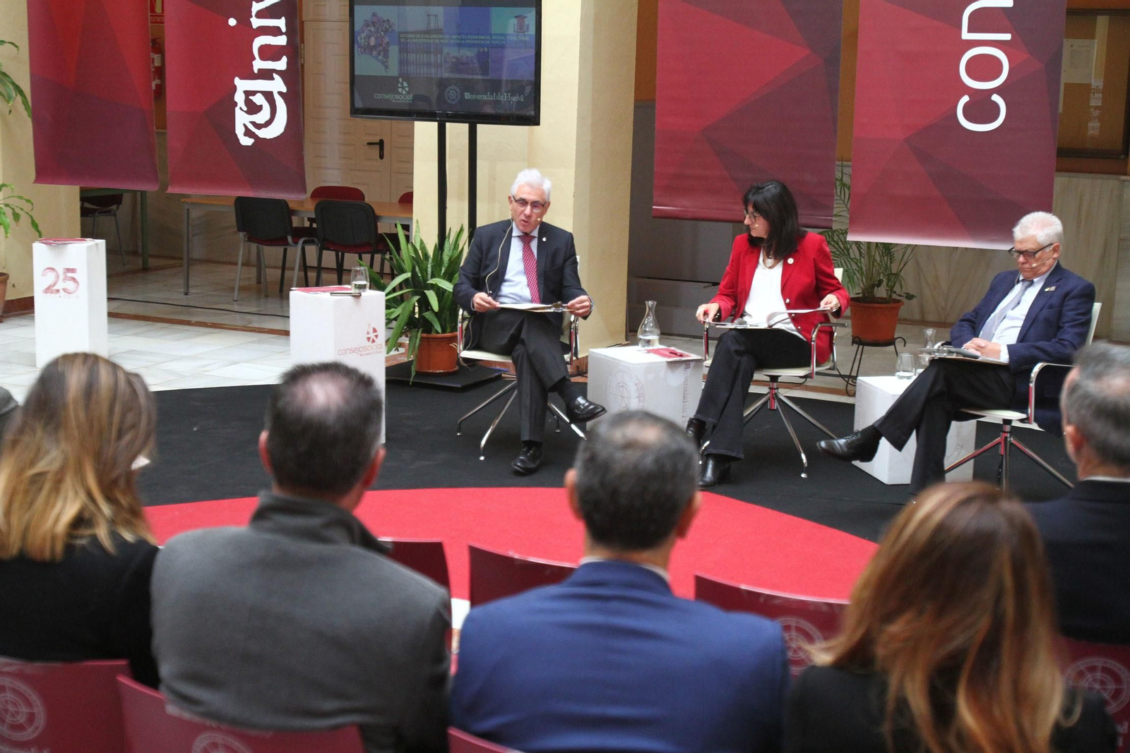 Imágenes de la presentación del estudio sobre 'El impacto económico, social y cultural de la UHU en la provincia'