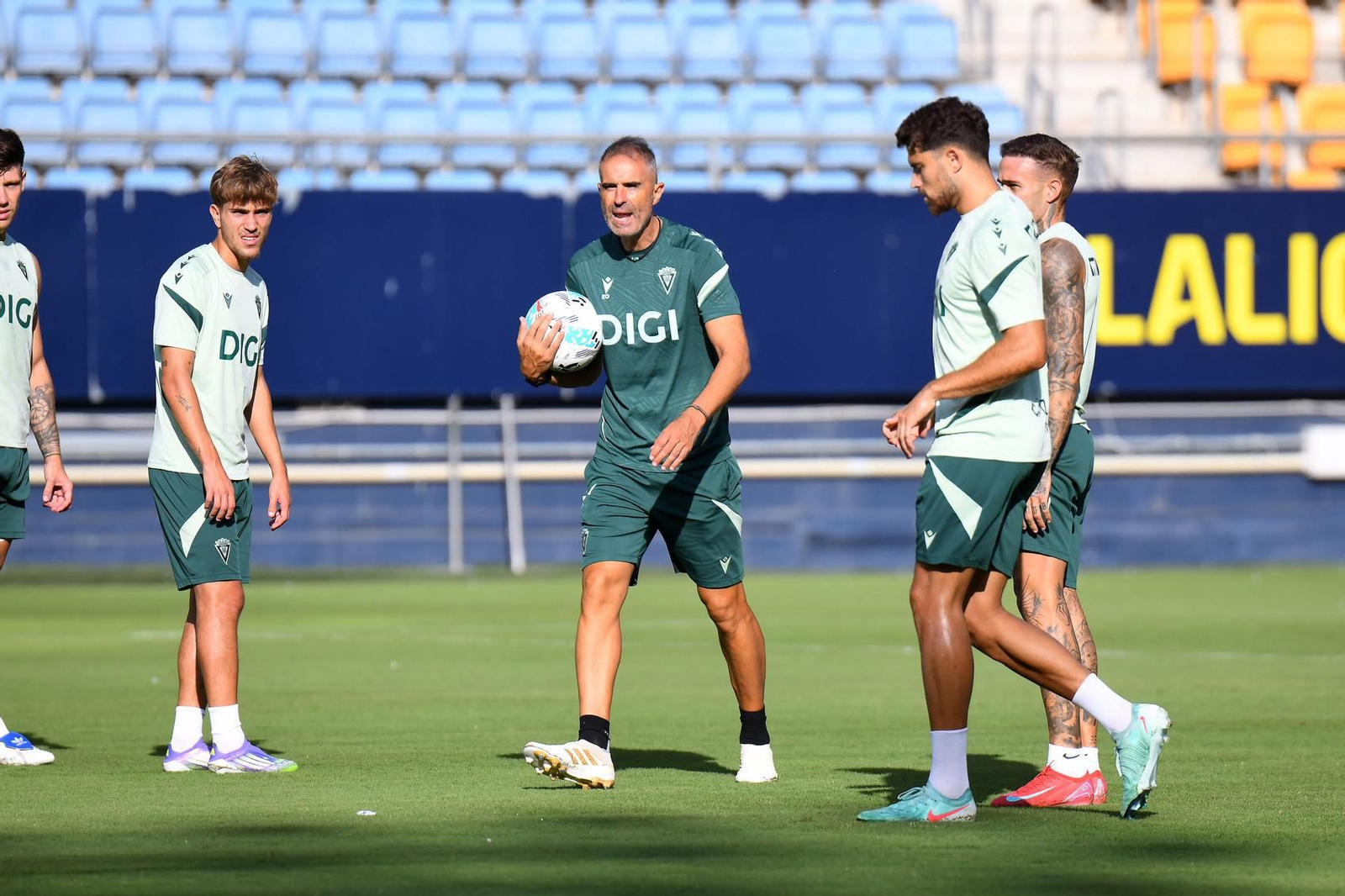 Garitano dirige el entrenamiento desarrollado esta semana en el estadio.